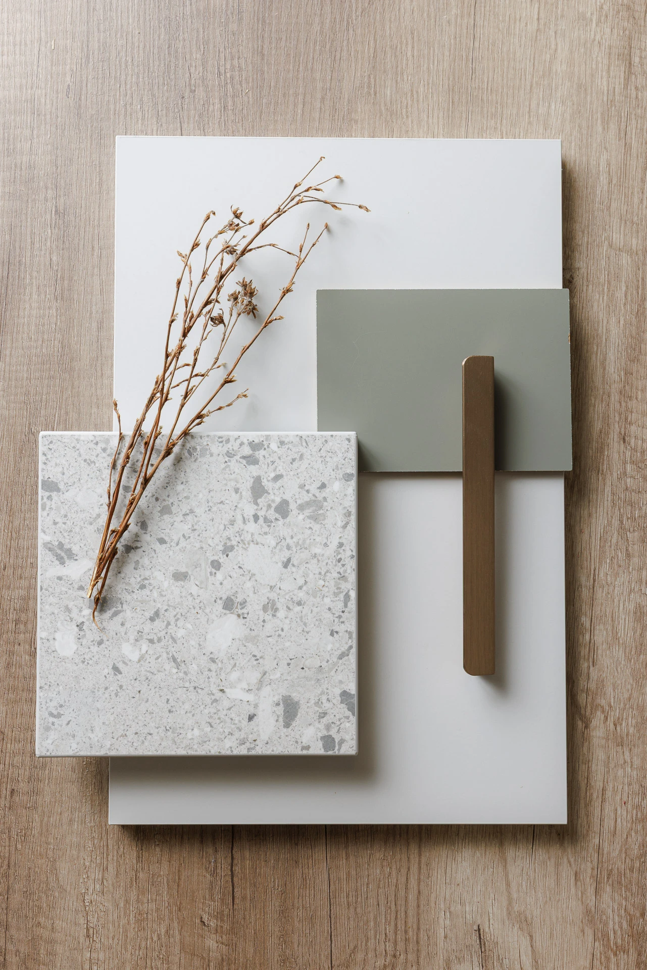 Neutraali materiaalinäyte: terrazzo ja salvianvihreä